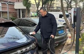海角社区: 新能源汽车市场热议升温
