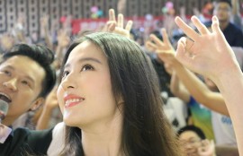 1. "剧中反转：谁才是真正的反派？"
2. "意想不到的剧情逆转，你看懂了吗？"
3. "热剧揭晓：主角身份惊人反转！"
4. "猜想破灭：结局出乎意料的转折！"
5. "剧情逆转：隐藏线索大揭秘！"